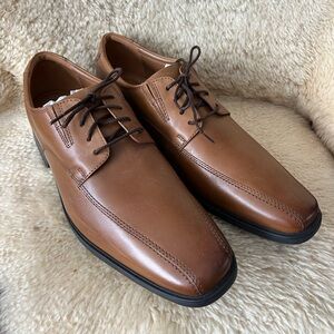 Clarks Tan Leather Oxfords